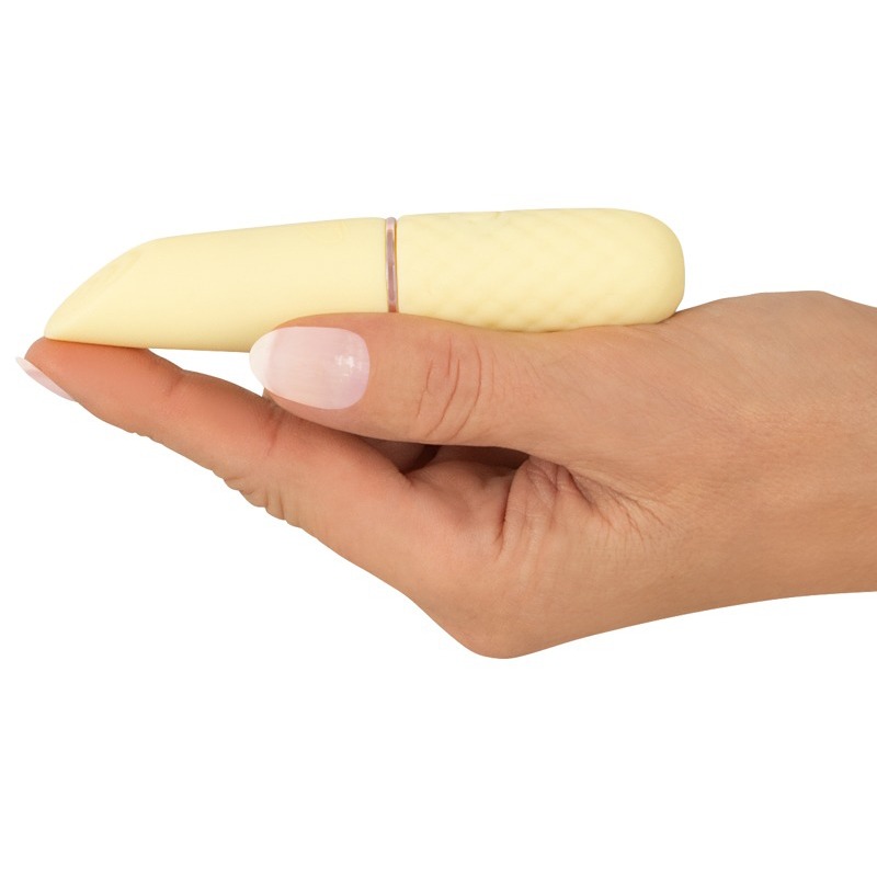 Vibrator von Cuties auf der Hand einer Frau